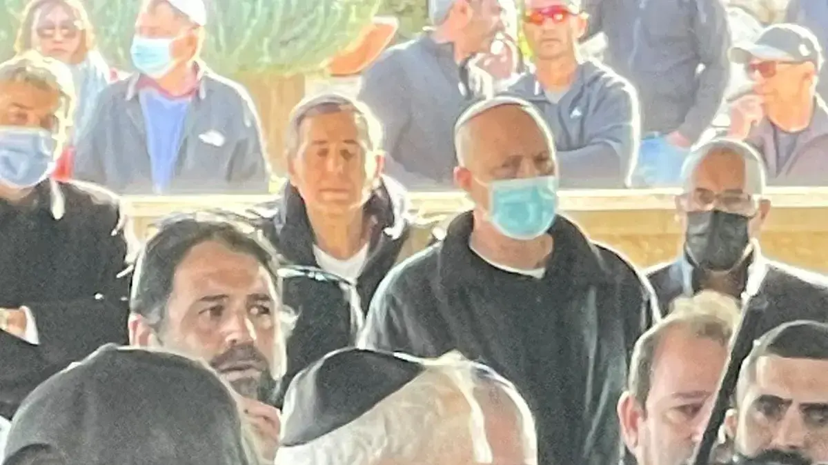 השר לביטחון הפנים עמר בר- לב בהלווית דוריס יחבס, מהרוגות הפיגוע בבאר שבע, בית העלמין מושב גילת, 233 במרץ 2022 השר לביטחון הפנים עמר בר- לב בהלווית דוריס יחבס, מהרוגות הפיגוע בבאר שבע, בית העלמין מושב גילת, 233 במרץ 2022