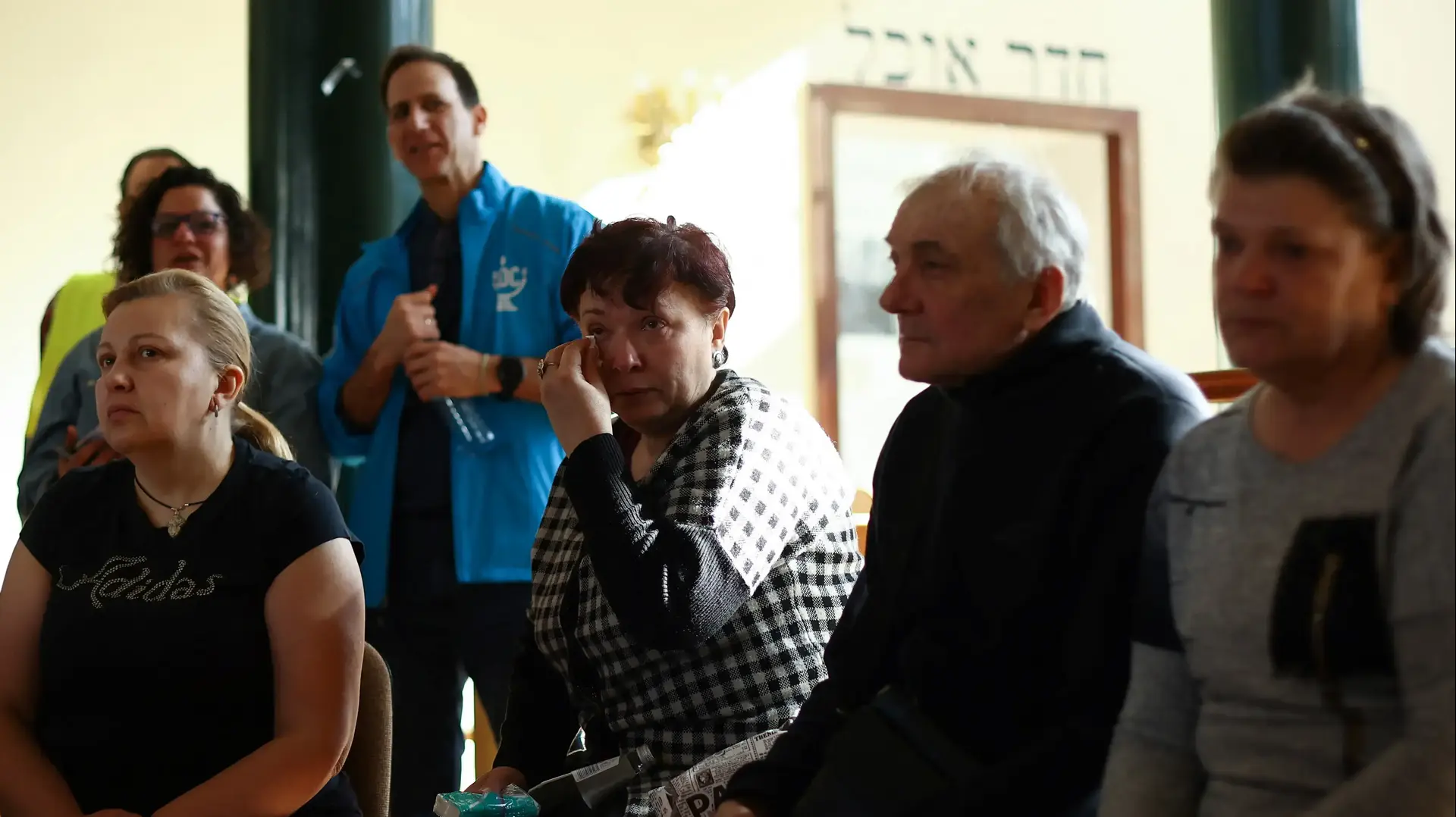 פליטים יהודים מאוקראינה בבית הכנסת ישיבת חכמי לובלין בפולין, 22 במרץ 2022