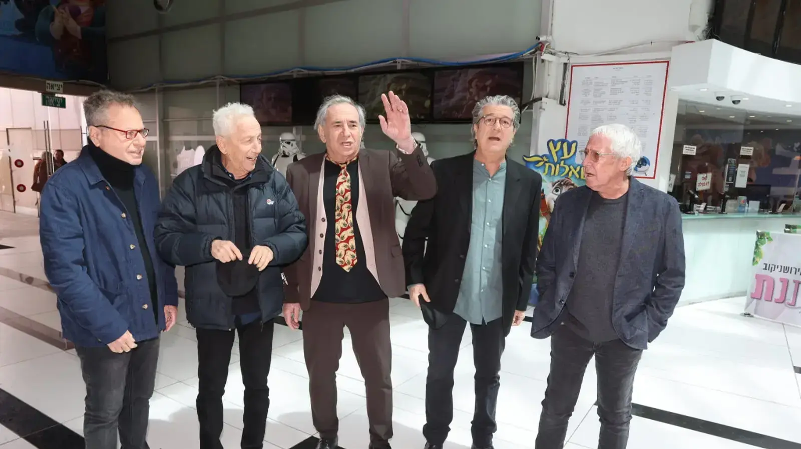 חברי "זהו זה" - מוני מושונוב, גידי גוב, דבל'ה גליקמן, אבי קושניר ושלמה בראבא - לפני קבלת פרס על מפעל חיים בטקס פרסי הטלוויזיה של האקדמיה הישראלית לקולנוע וטלוויזיה, סינמה סיטי גלילות, 24 במרץ 2022 חברי "זהו זה" - מוני מושונוב, גידי גוב, דבל'ה גליקמן, אבי קושניר ושלמה בראבא - לפני קבלת פרס על מפעל חיים בטקס פרסי הטלוויזיה של האקדמיה הישראלית לקולנוע וטלוויזיה, סינמה סיטי גלילות, 24 במרץ 2022