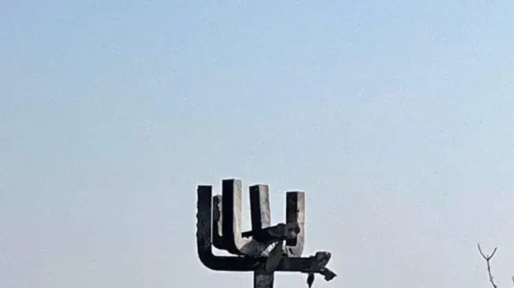 אנדרטה לזכר השואה בדרוביצקי יאר, ליד חרקוב, אוקראינה, שנפגעה בהפגזה רוסית אנדרטה לזכר השואה בדרוביצקי יאר, ליד חרקוב, אוקראינה, שנפגעה בהפגזה רוסית