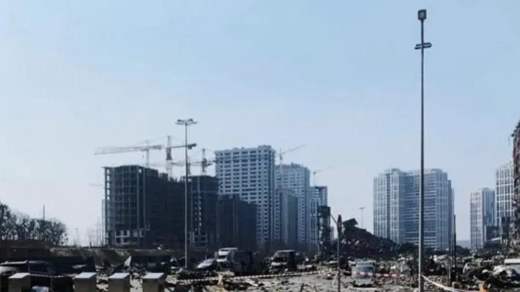 שאריות הפגזות בקייב, 26 במרץ 2022 שאריות הפגזות בקייב, 26 במרץ 2022