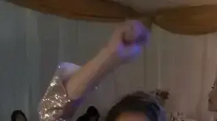 האורחים חוגגים לאחר שטעמו מעוגת המריחואנה האורחים חוגגים לאחר שטעמו מעוגת המריחואנה