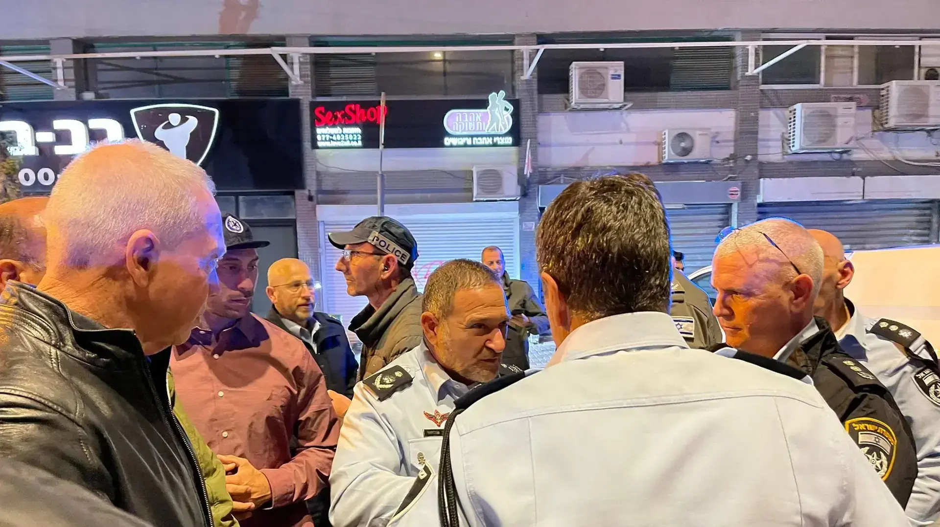 מפכ"ל המשטרה ממז חוף בזירת הפיגוע בחדרה מפכ"ל המשטרה ממז חוף בזירת הפיגוע בחדרה