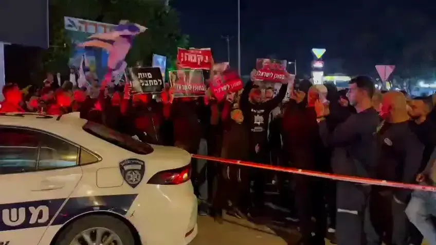 תושבי חדרה מפגינים בזירת הפיגוע תושבי חדרה מפגינים בזירת הפיגוע