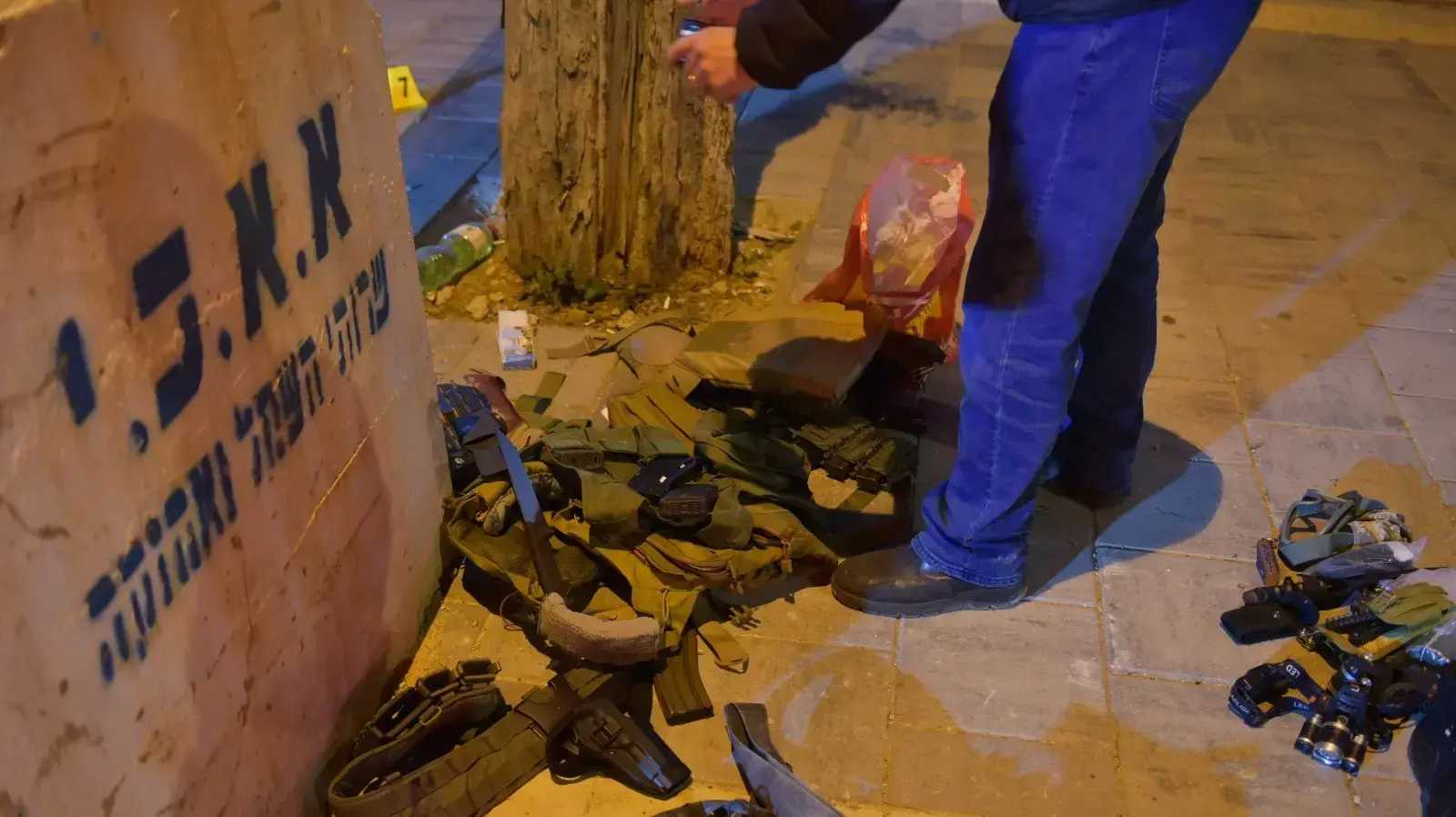 נשקים וציוד המחבלים בפיגוע ירי בחדרה בו שניים נרצחו ועוד ארבעה נפצעו , זירת האירוע 28 במרץ 2022 נשקים וציוד המחבלים בפיגוע ירי בחדרה בו שניים נרצחו ועוד ארבעה נפצעו , זירת האירוע 28 במרץ 2022