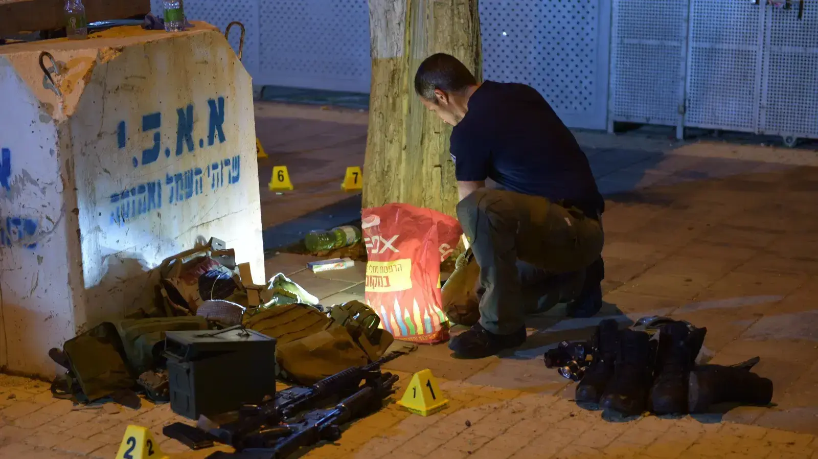 נשקים וציוד המחבלים בפיגוע ירי בחדרה בו שניים נרצחו ועוד ארבעה נפצעו , זירת האירוע 28 במרץ 2022 נשקים וציוד המחבלים בפיגוע ירי בחדרה בו שניים נרצחו ועוד ארבעה נפצעו , זירת האירוע 28 במרץ 2022
