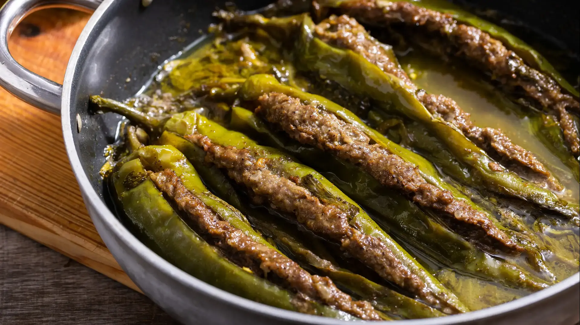 פלפלים ירוקים חריפים ממולאים בשר