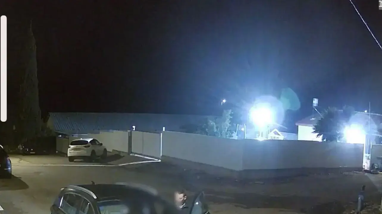 נכנס לרכב לבד, כמה דקות לפני התאונה. עו״ד ראפע אסלאן נכנס לרכב לבד, כמה דקות לפני התאונה. עו״ד ראפע אסלאן
