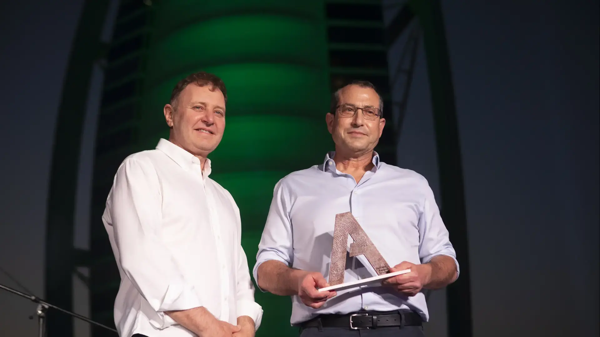 ד"ר ארי גרגיר הזוכה בתחרות Aviram Awards - Tech For Humanity עם זיו אבירם ד"ר ארי גרגיר הזוכה בתחרות Aviram Awards - Tech For Humanity עם זיו אבירם