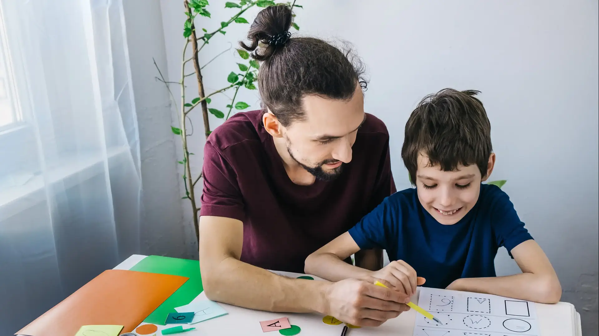 ילד אוטיסט נעזר במדריך ילד אוטיסט נעזר במדריך
