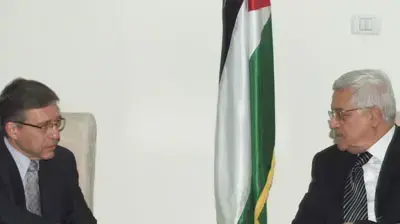 אבו מאזן בשיחתו עם יוסי ביילין אבו מאזן בשיחתו עם יוסי ביילין