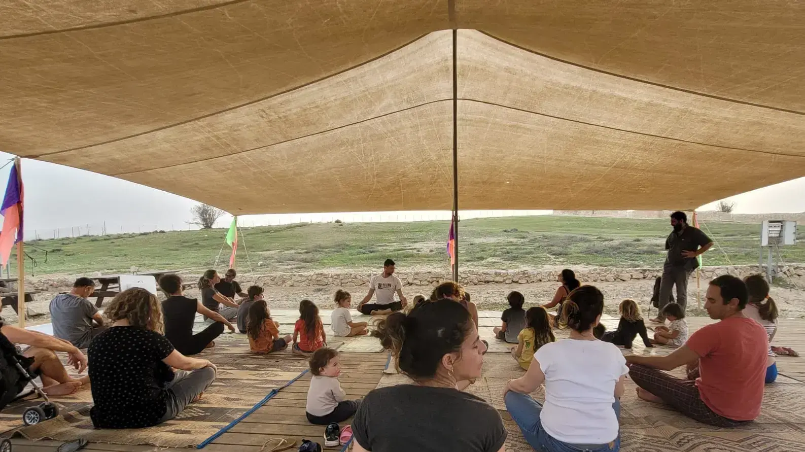 אנשים יושבים על הריצפה בתל ערד אנשים יושבים על הריצפה בתל ערד