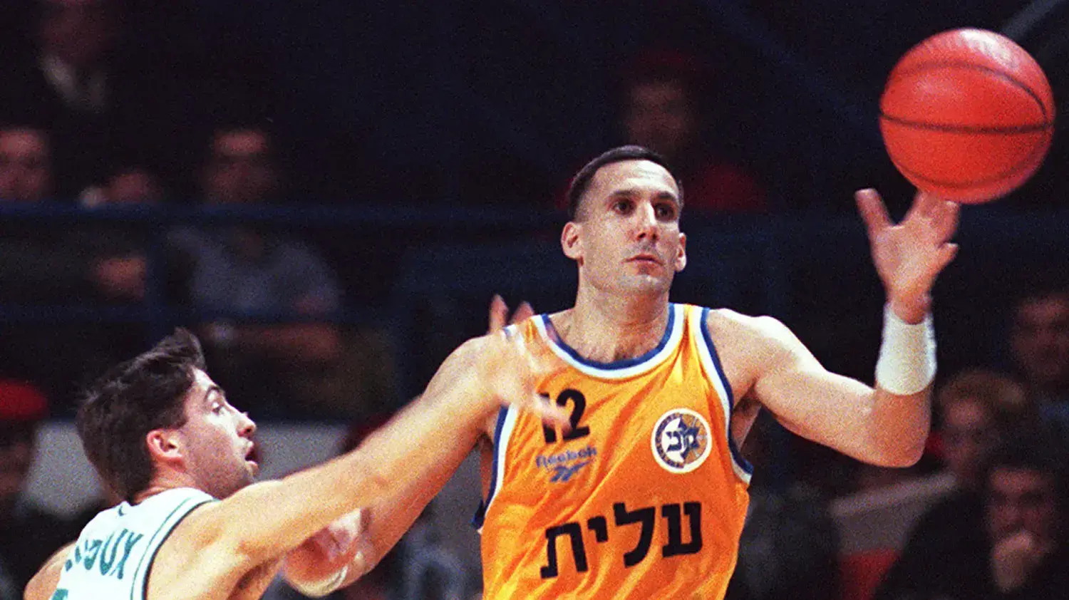 שחקן מכבי תל אביב ב-1996, דורון ג'מצ'י, מול שחקן פו אורטז, פרדריק פוטו

