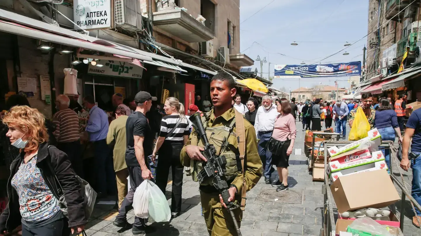 כוחות צה''ל חמושים מסייעים באבטחת שוק מחנה יהודה בירושלים כוחות צה''ל חמושים מסייעים באבטחת שוק מחנה יהודה בירושלים