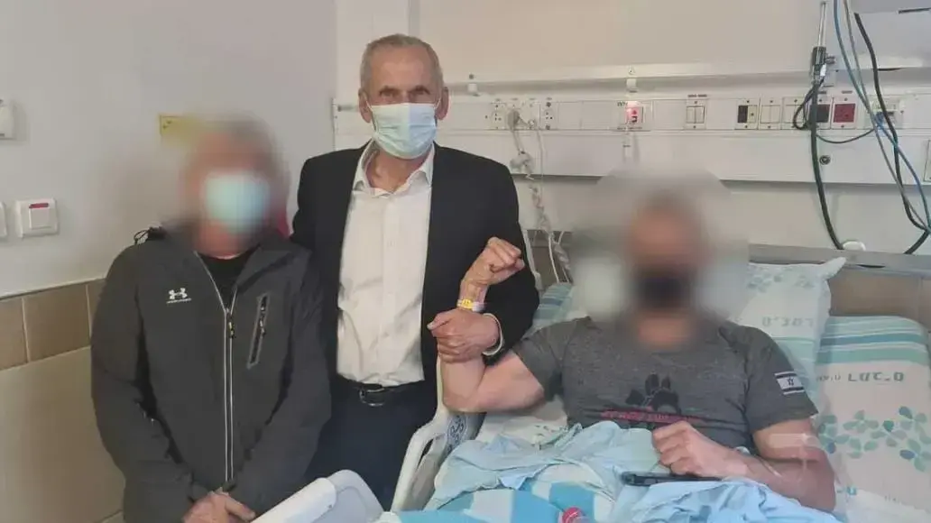 עמר בר- לב ביקר במהלך ביקור שוטרי הימ"מ שנפצעו במהלך קרב היריות עם המחבלים שחוסלו בשישי בערב עמר בר- לב ביקר במהלך ביקור שוטרי הימ"מ שנפצעו במהלך קרב היריות עם המחבלים שחוסלו בשישי בערב