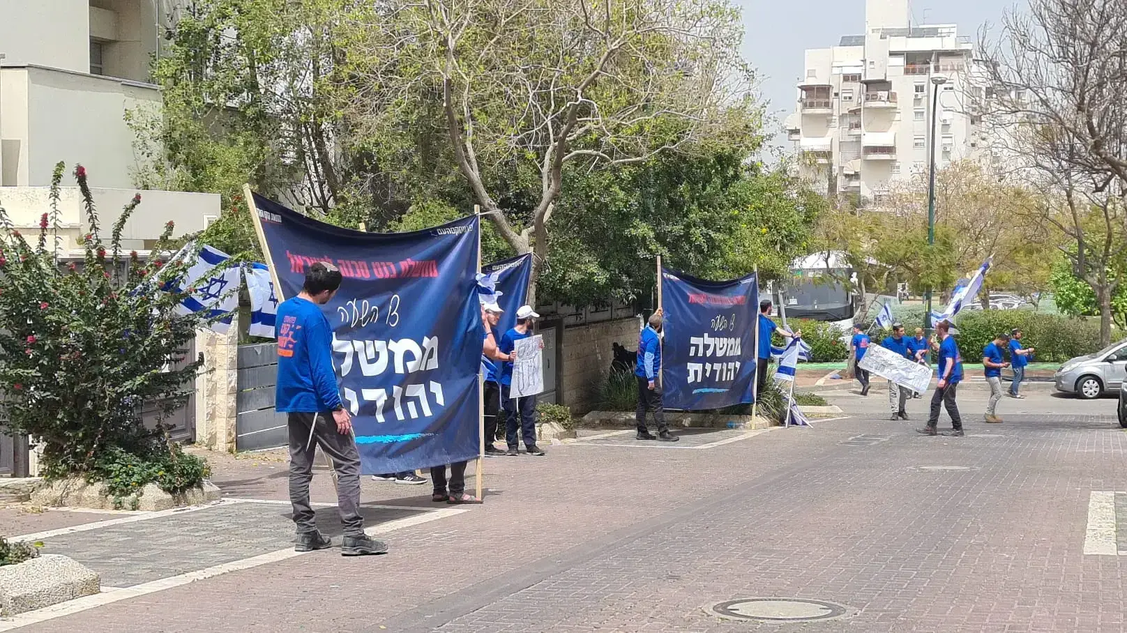 מחוץ לביתה של עידית סילמן, 6 באפריל 2022 מחוץ לביתה של עידית סילמן, 6 באפריל 2022