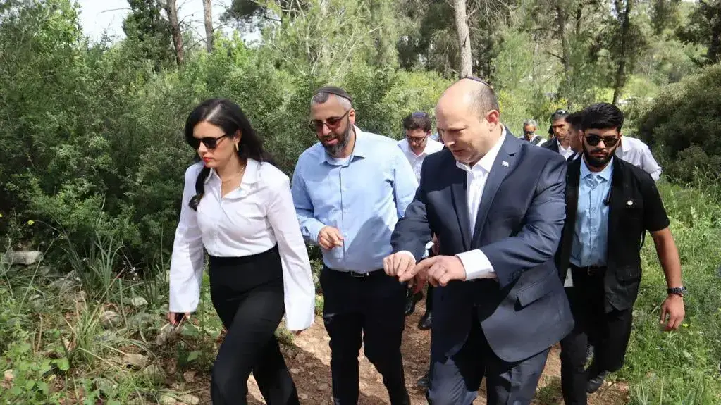בנט ושקד במהלך סיור בחריש בנט ושקד במהלך סיור בחריש