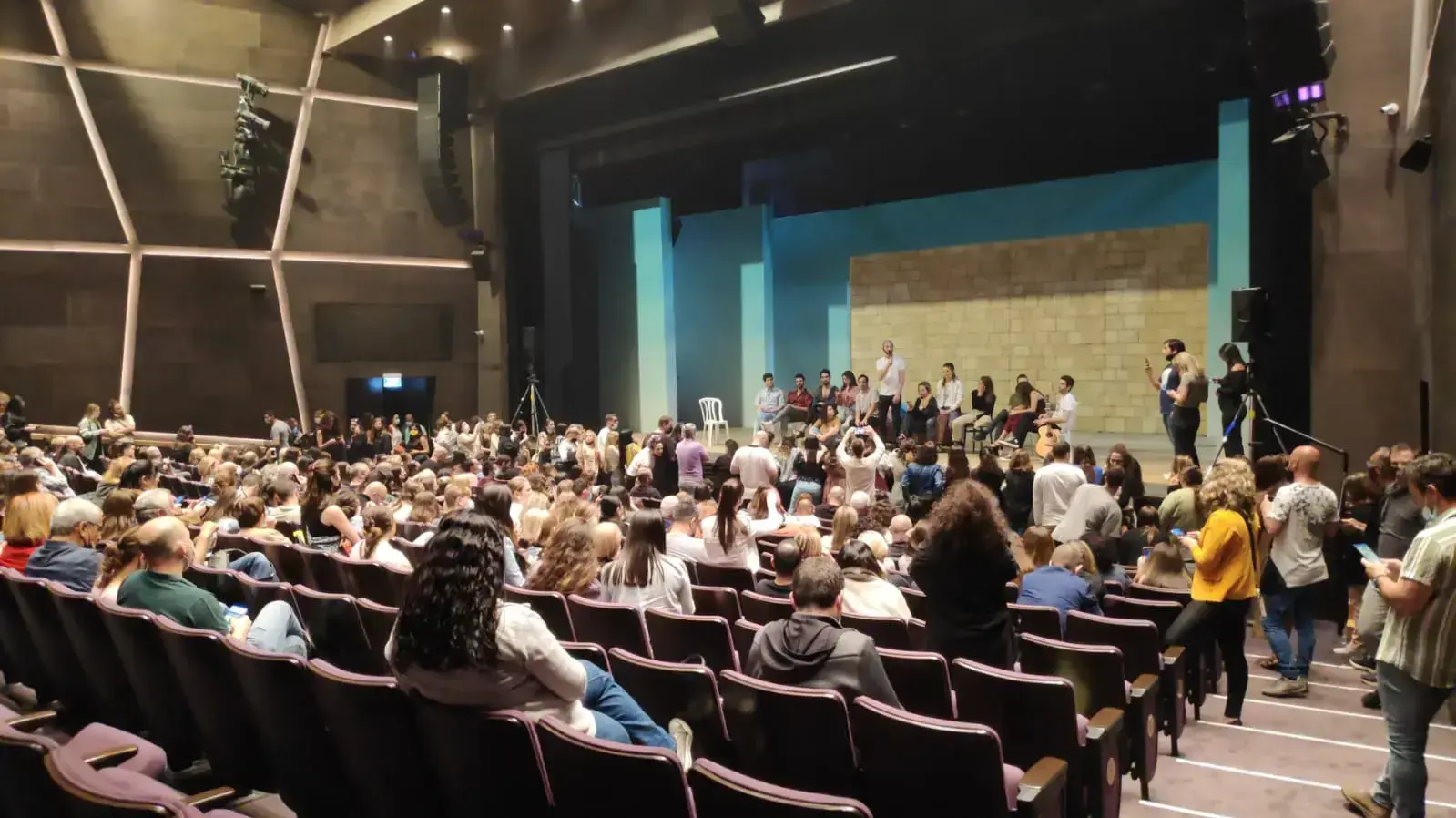 ההצגה "לעבור את הקיר" בתיאטרון בית ליסין בזמן פיגוע הירי בתל אביב, 7 באפריל 2022 ההצגה "לעבור את הקיר" בתיאטרון בית ליסין בזמן פיגוע הירי בתל אביב, 7 באפריל 2022