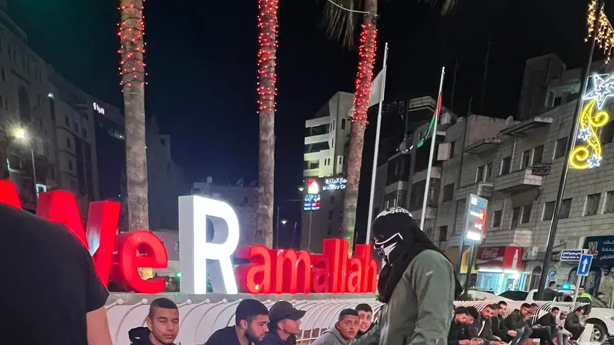חלוקת ממתקים ברמאללה בעקבות פיגוע הירי בתל אביב. 7 באפריל 2022 חלוקת ממתקים ברמאללה בעקבות פיגוע הירי בתל אביב. 7 באפריל 2022
