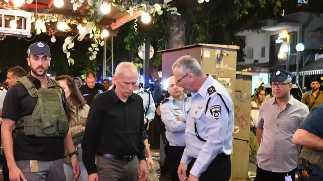 השר עמר בר-לב בזירת הפיגוע עם מפקד מחוז תל אביב, ניצב עמי אשד. 7 באפריל 2022