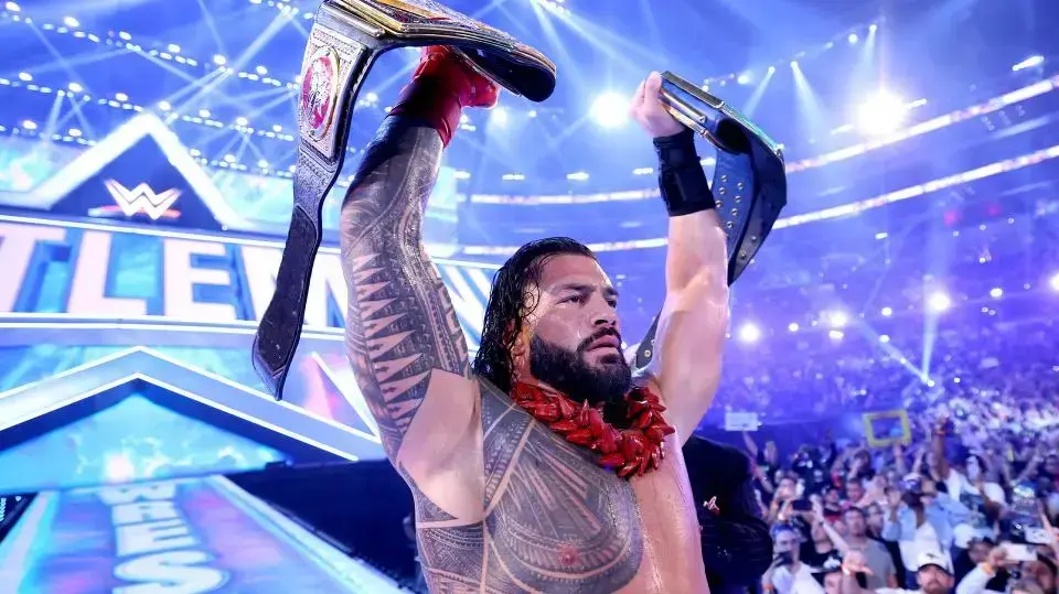 אלוף ה-WWE רומן ריינס מניף את חגורת האליפות אלוף ה-WWE רומן ריינס מניף את חגורת האליפות
