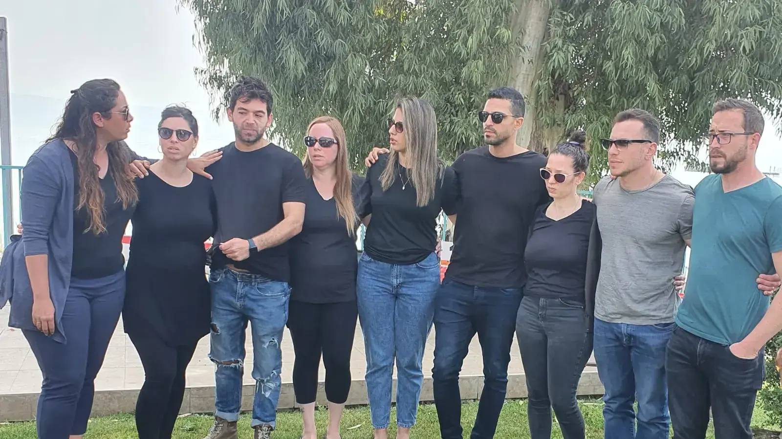 ברק לופן מונח בחצר בית הוריו בגינוסר 10 באפריל 2022 ברק לופן מונח בחצר בית הוריו בגינוסר 10 באפריל 2022