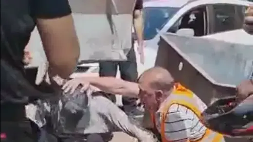 אדם מבוגר נלחץ מפח אשפה בירושלים אחרי שנלכד שם 
10.0422