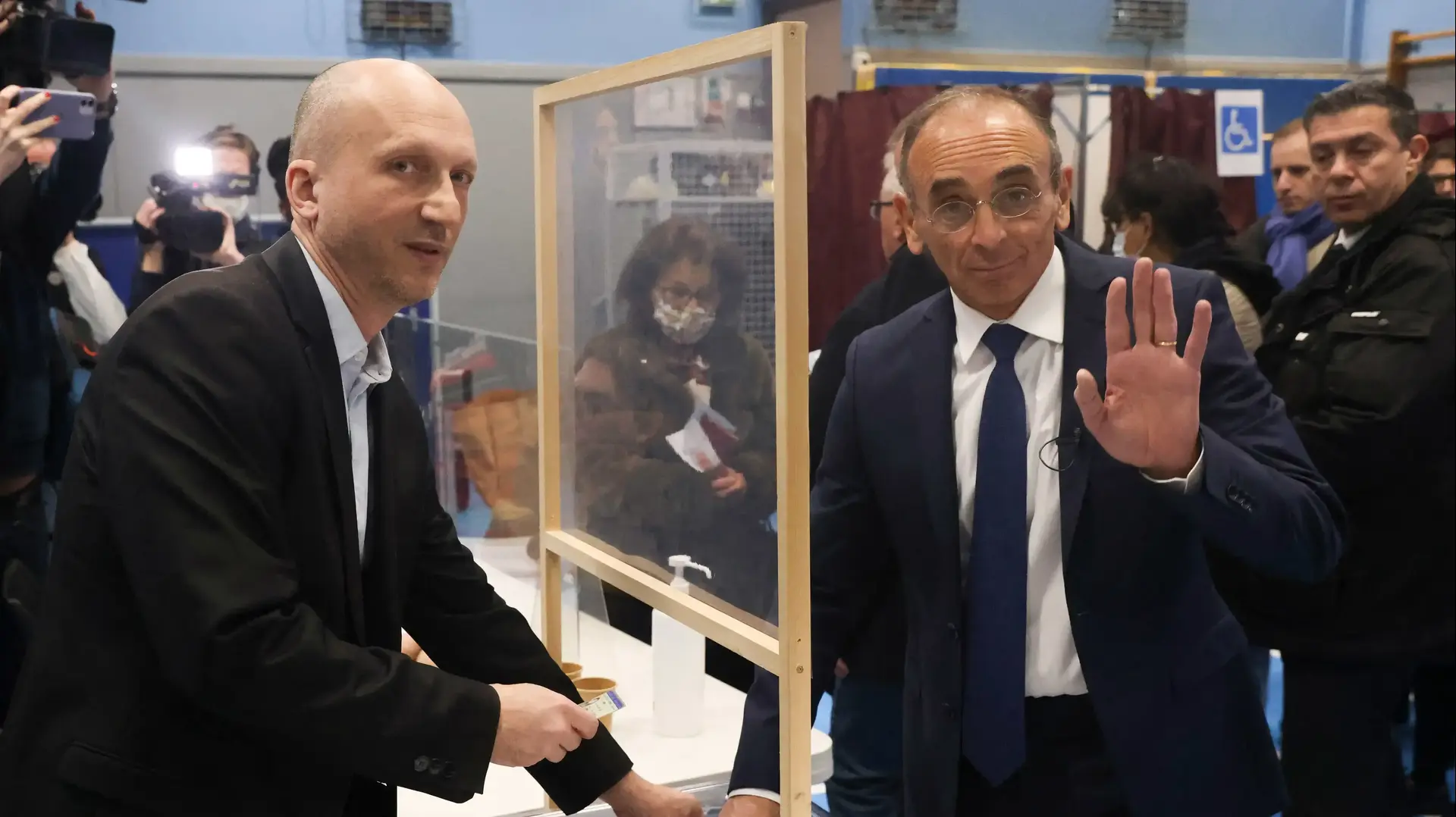 מועמד ימין קיצוני אריק זמור מצביע בבחירות לנשיאות בצרפת. 10 באפריל 2022 מועמד ימין קיצוני אריק זמור מצביע בבחירות לנשיאות בצרפת. 10 באפריל 2022