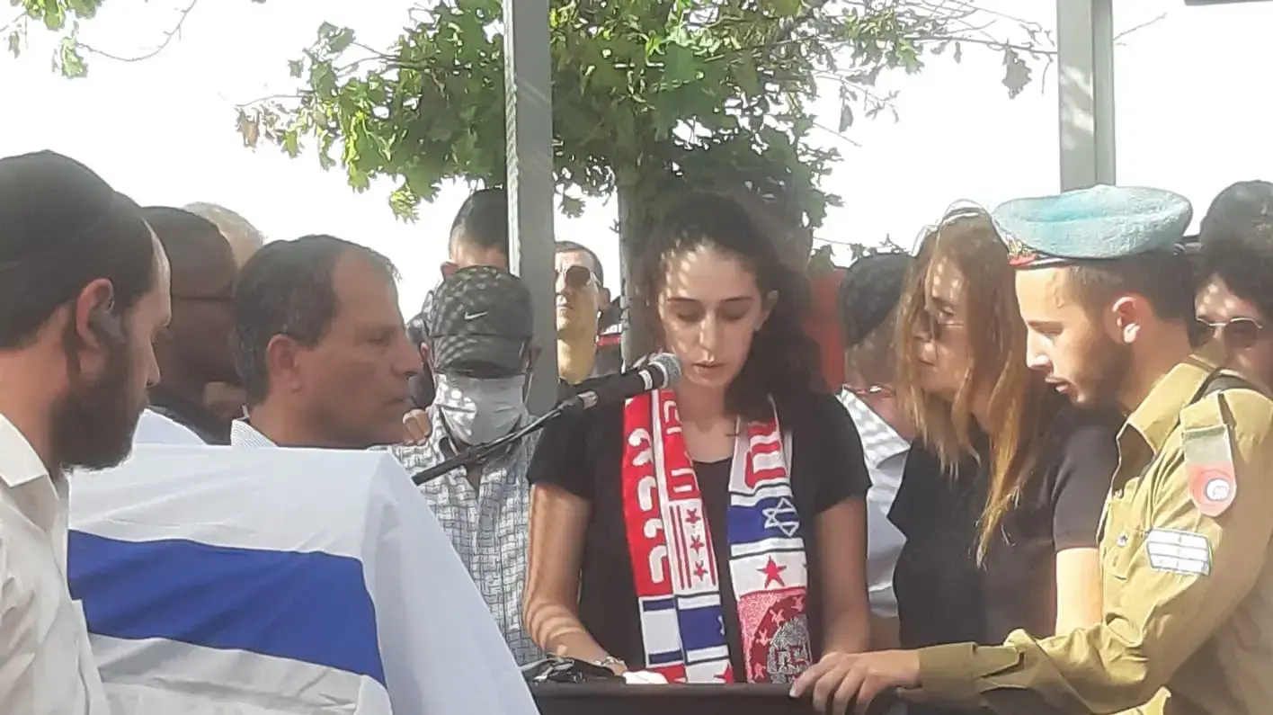 בת הזוג של תומר מורד ז"ל בהלוויה בת הזוג של תומר מורד ז"ל בהלוויה
