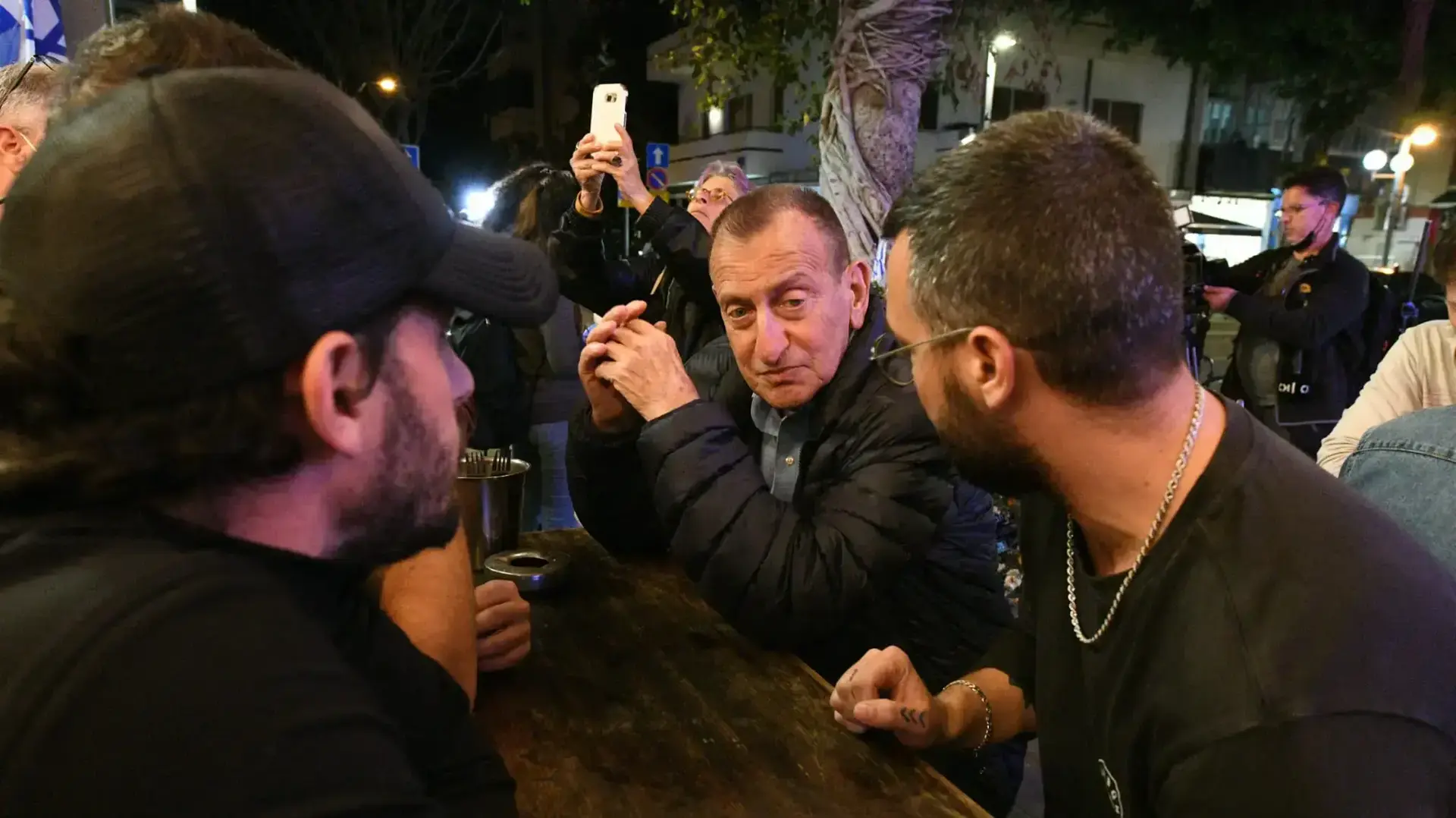 רון חולדאי בפתיחת הבר אילקה לאחר הפיגוע בדיזינגוף תל אביב רון חולדאי בפתיחת הבר אילקה לאחר הפיגוע בדיזינגוף תל אביב