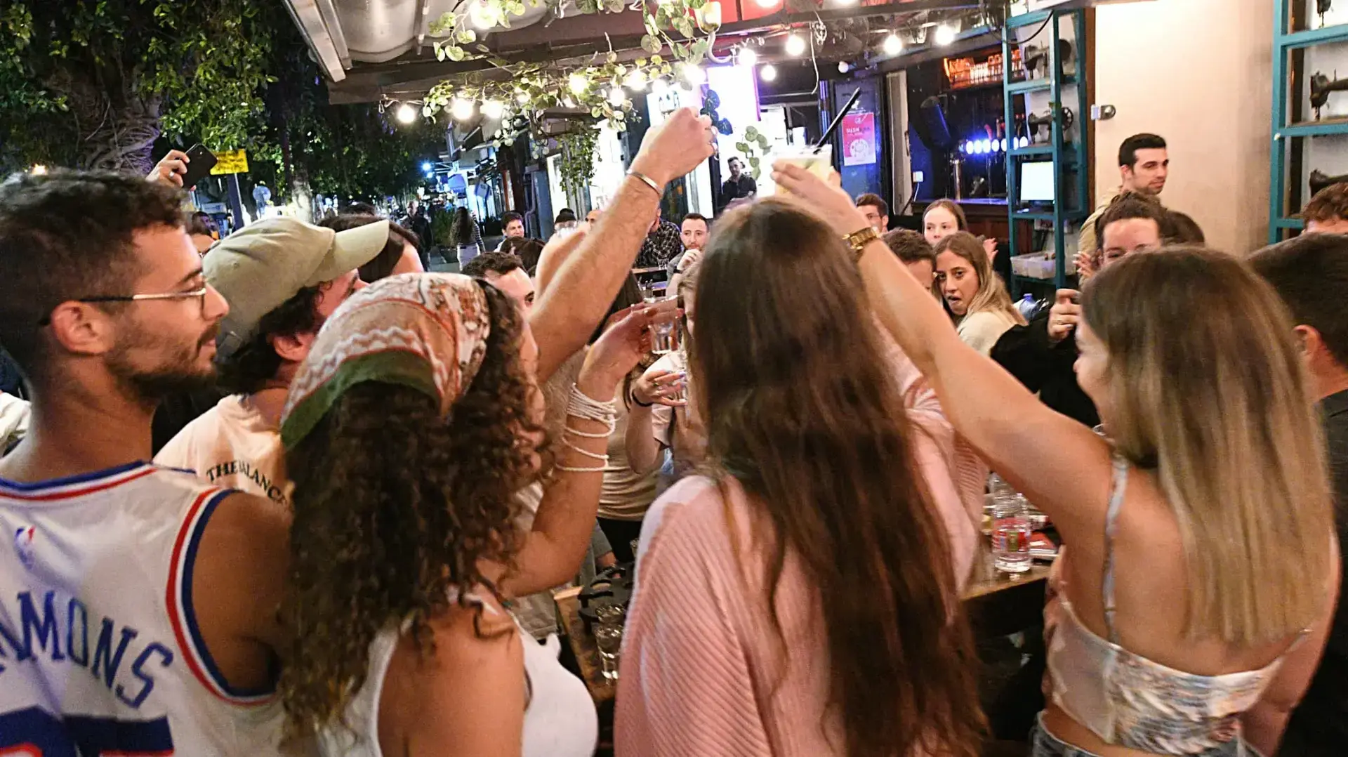 פתיחת הבר אילקה לאחר הפיגוע בדיזינגוף תל אביב פתיחת הבר אילקה לאחר הפיגוע בדיזינגוף תל אביב