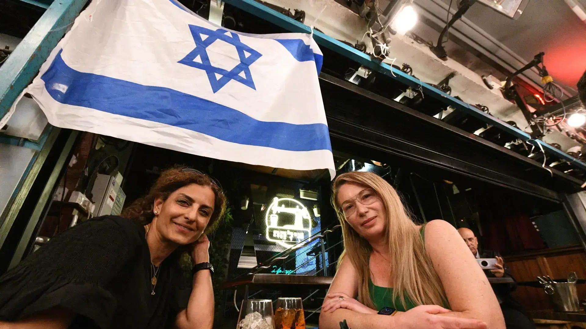 מינה ולירון בפתיחת הבר אילקה לאחר הפיגוע בדיזינגוף תל אביב 11 באפריל 2022 מינה ולירון בפתיחת הבר אילקה לאחר הפיגוע בדיזינגוף תל אביב 11 באפריל 2022