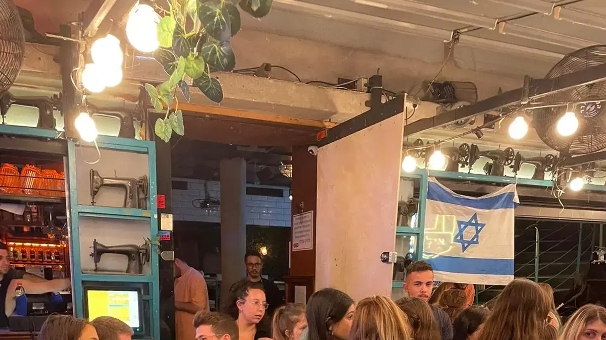 השר לבטחון פנים עומר בר לב בפתיחת הבר אילקה לאחר הפיגוע בדיזינגוף תל אביב 11 באפריל 2022 השר לבטחון פנים עומר בר לב בפתיחת הבר אילקה לאחר הפיגוע בדיזינגוף תל אביב 11 באפריל 2022