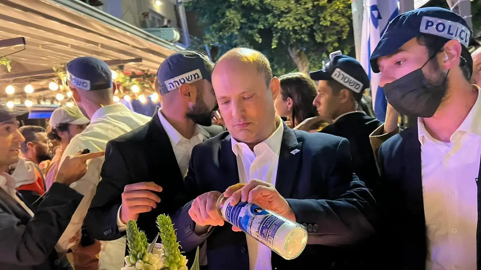 נפתלי בנט בבר האילקה בתל אביב. 12 באפריל 2022 נפתלי בנט בבר האילקה בתל אביב. 12 באפריל 2022