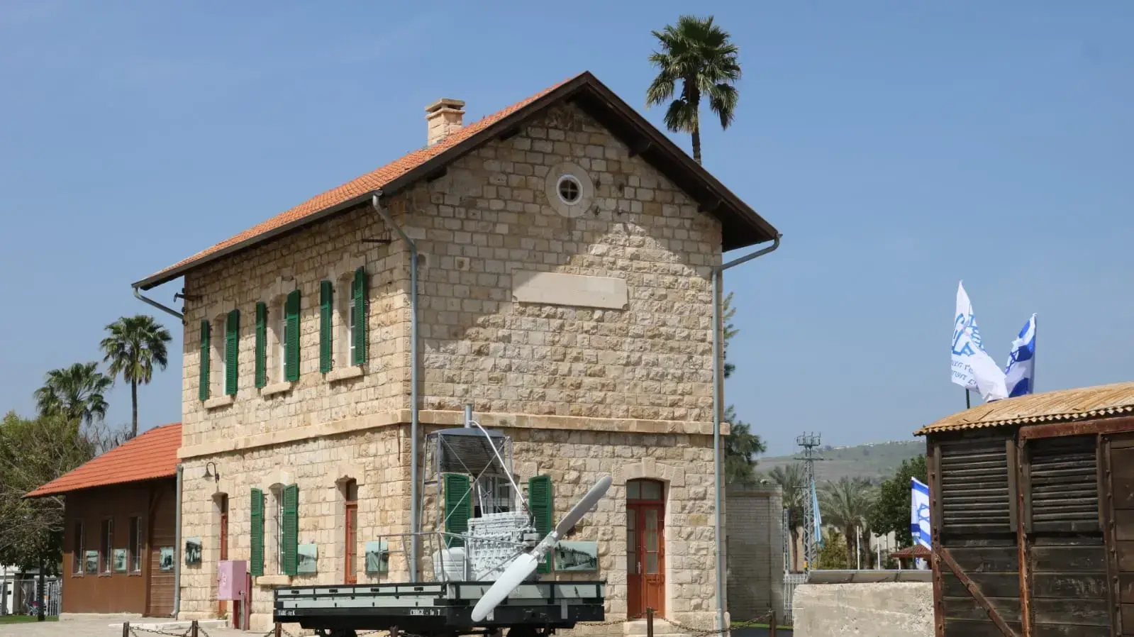 הקרונוע האווירי המשוחזר מוצב בתחנת הרכבת ההיסטורית בצמח הקרונוע האווירי המשוחזר מוצב בתחנת הרכבת ההיסטורית בצמח