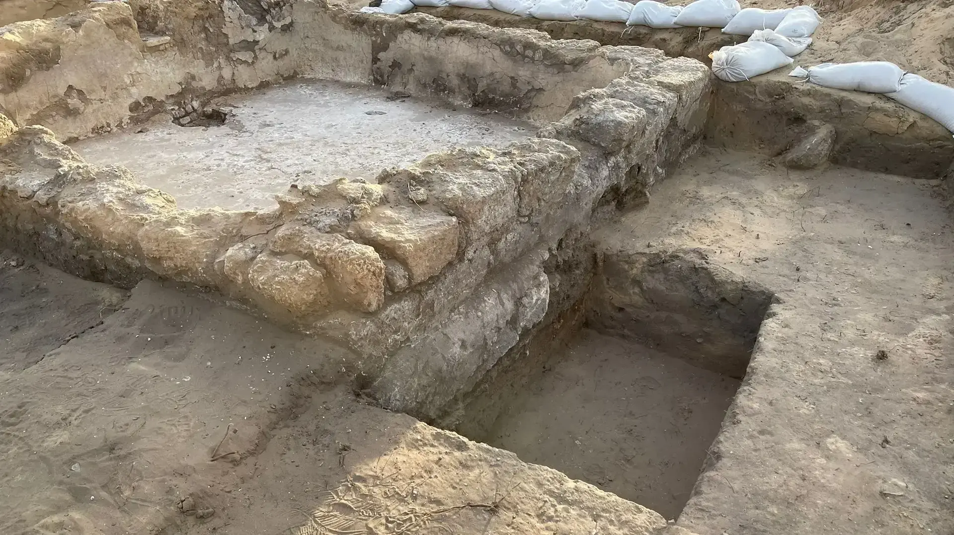 עתיקות שהתגלו במסגרת פרויקט בנייה בג'סר א-זרקא עתיקות שהתגלו במסגרת פרויקט בנייה בג'סר א-זרקא