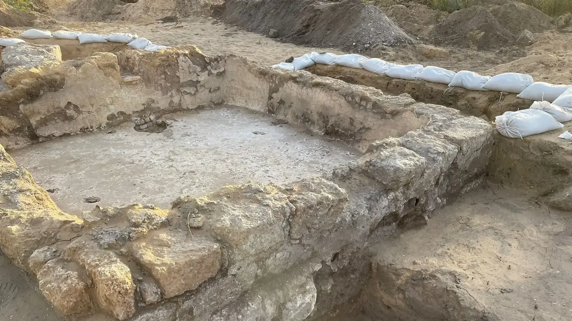 עתיקות שהתגלו במסגרת פרויקט בנייה בג'סר א-זרקא עתיקות שהתגלו במסגרת פרויקט בנייה בג'סר א-זרקא