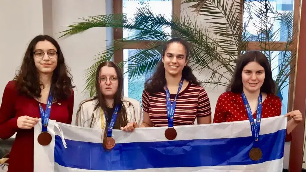 נגה פרידמן, נגה לבין, יערה שולמן ותמר פאר, שזכו במדליות באולימפיאדת המתמטיקה 