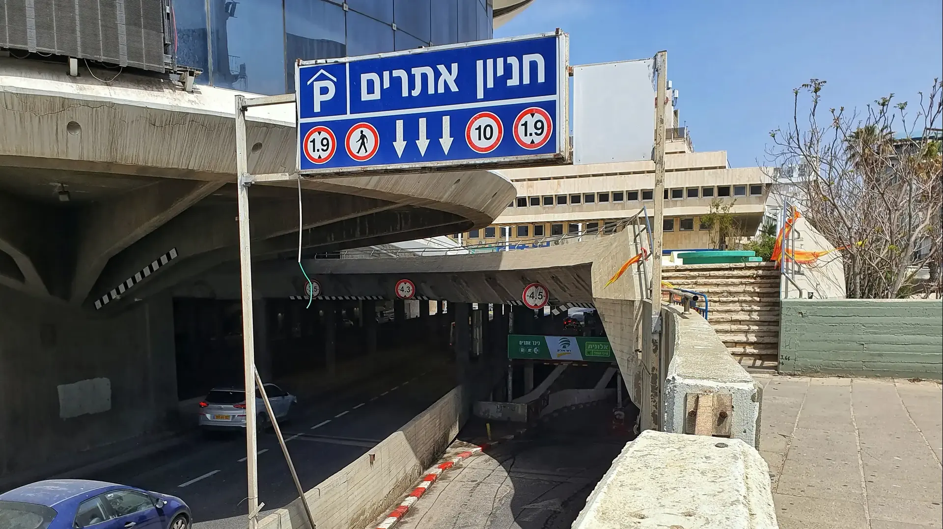 חניון כיכר אתרים 