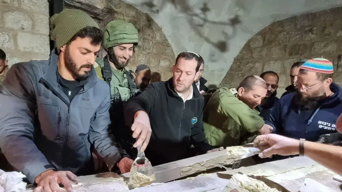 שיפוץ קבר יוסף לפנות בוקר, 13 באפריל 2022 שיפוץ קבר יוסף לפנות בוקר, 13 באפריל 2022