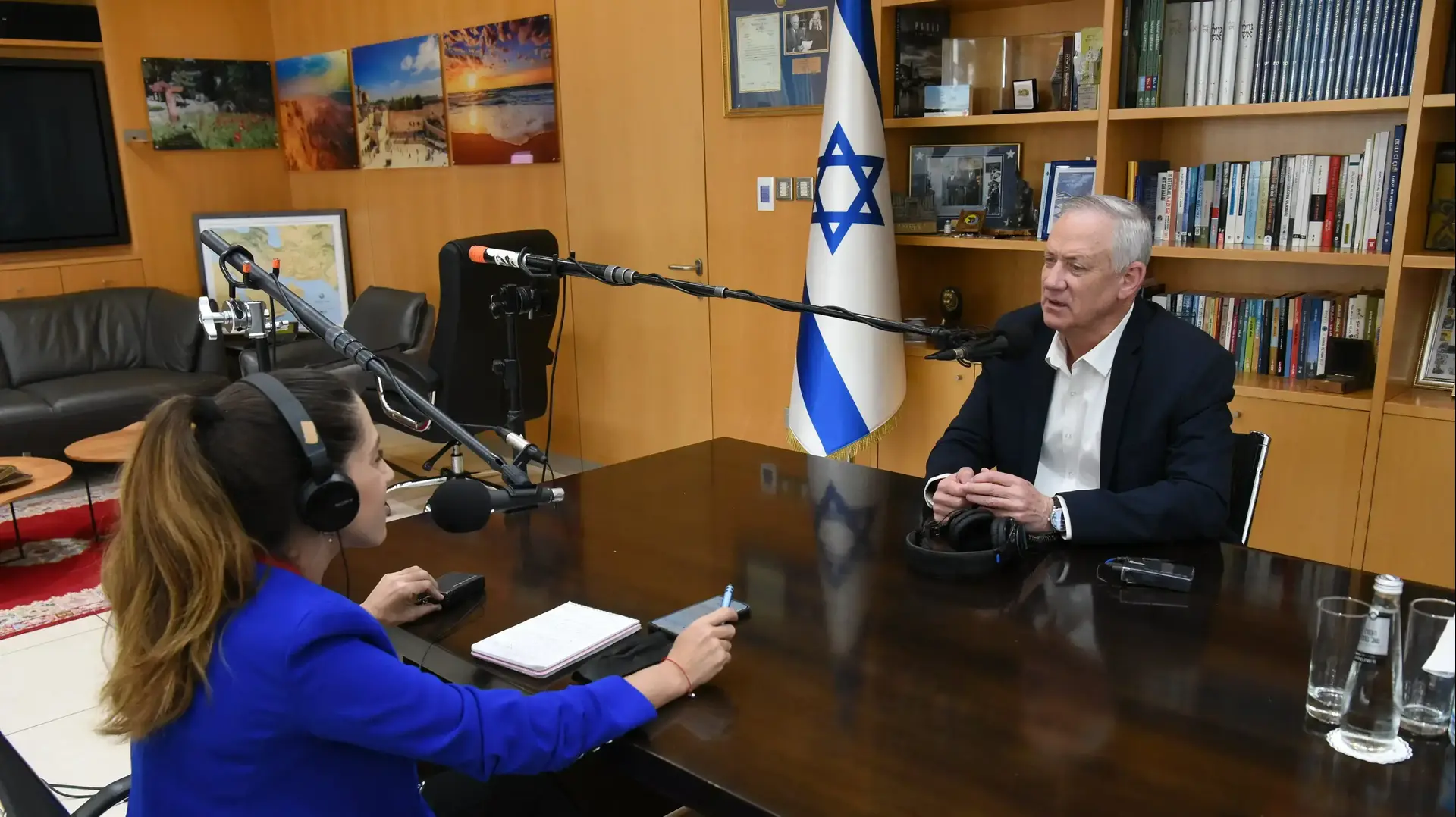 שר הביטחון בני גנץ בראיון לטל שלו, הקריה תל אביב, 13 באפריל 2022 שר הביטחון בני גנץ בראיון לטל שלו, הקריה תל אביב, 13 באפריל 2022