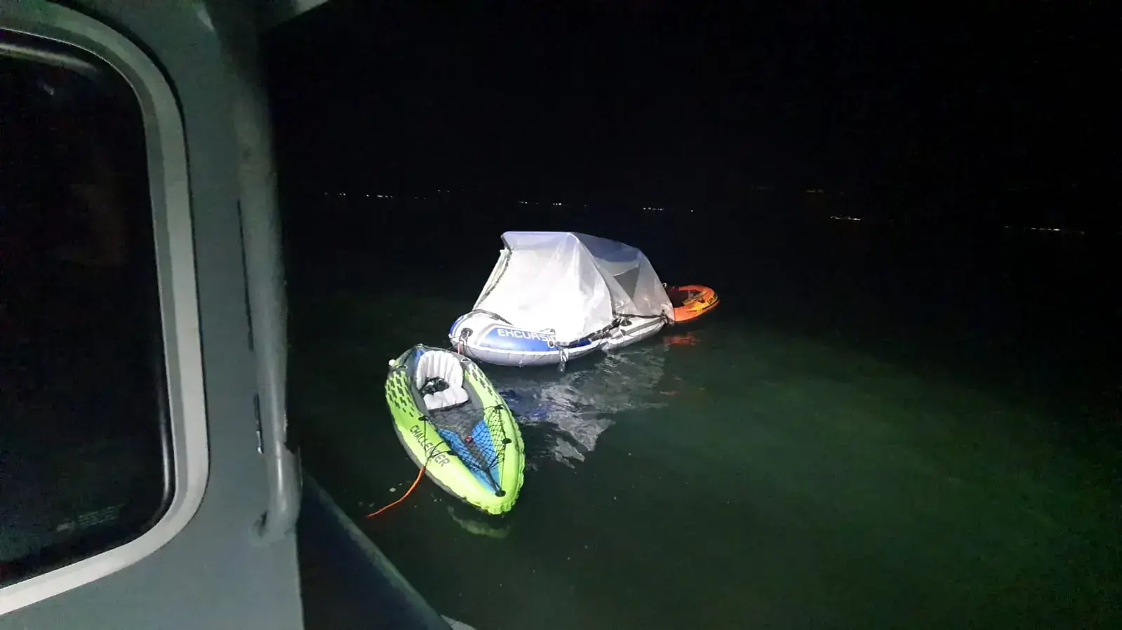 אדם שנסחף עם סירתו בכנרת אדם שנסחף עם סירתו בכנרת