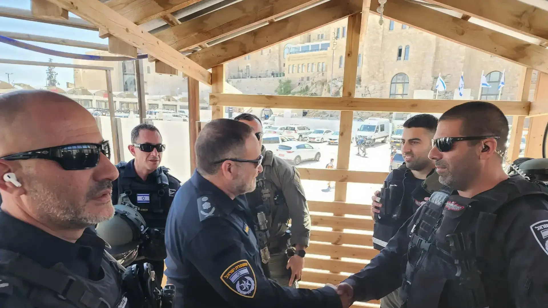 המפכ"ל יעקב שבתאי הודה ללוחמים על אבטחת תפילות הרמדאן, ואיחל להם חג פסח כשר שמח. 15 באפריל 2022