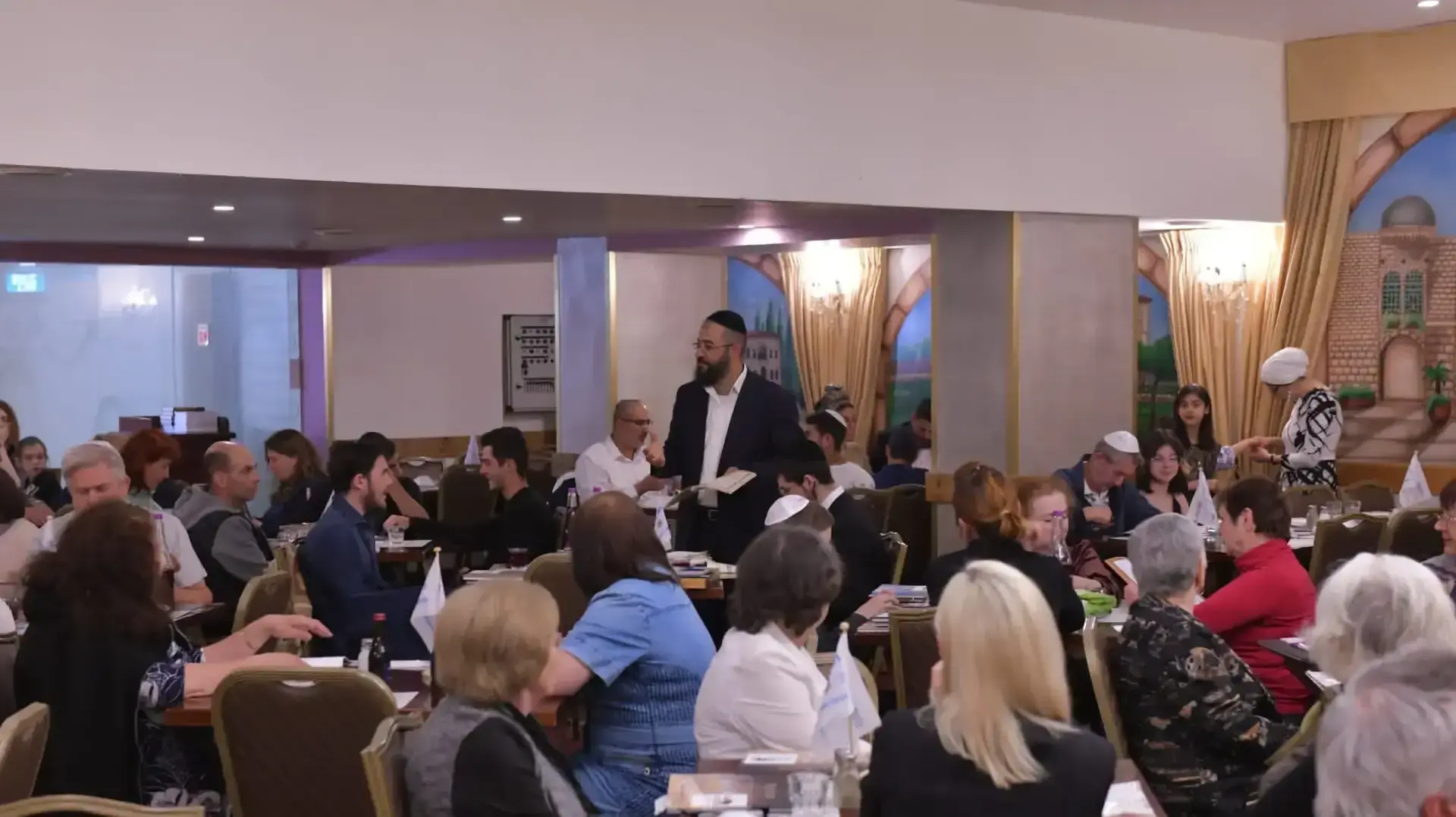 פליטים מאוקראינה עורכים את ליל הסדר, 15 באפריל 2022