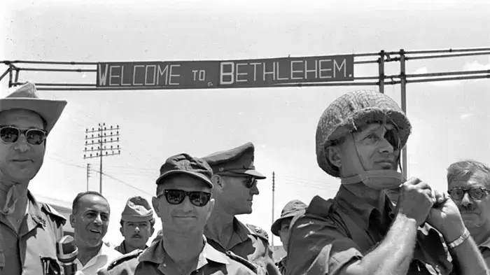 משה מילנר, שר הבטחון דיין ואלוף פיקוד מרכז עוזי נרקיס בכניסה לבית לחם, יוני 1967 משה מילנר, שר הבטחון דיין ואלוף פיקוד מרכז עוזי נרקיס בכניסה לבית לחם, יוני 1967