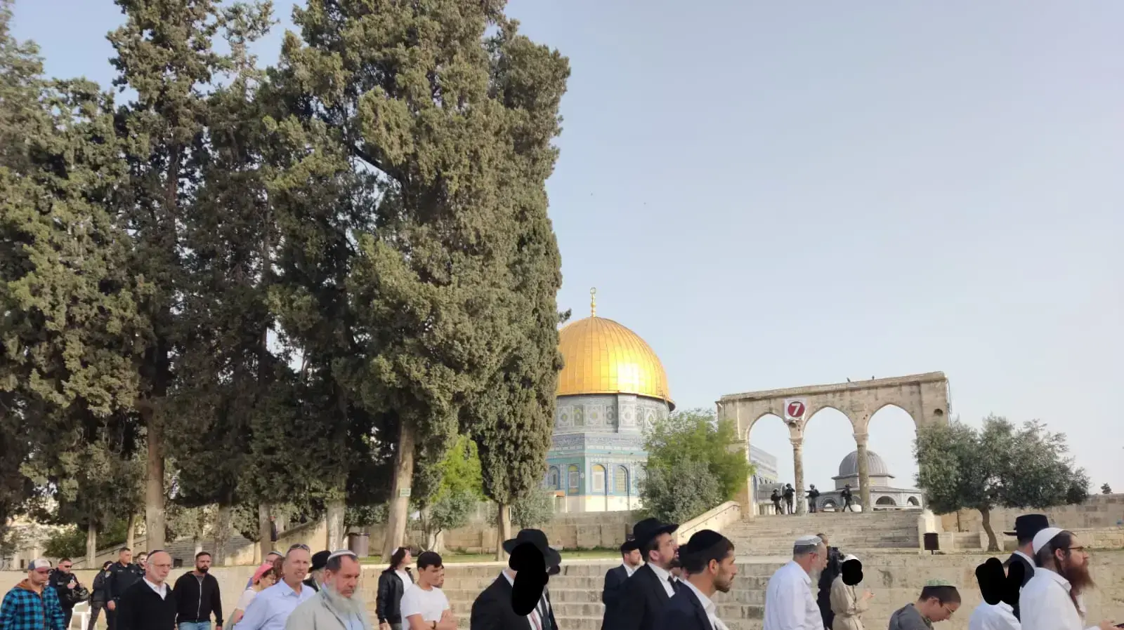 מתפללים יהודים בהר הבית. 17 באפריל 2022 מתפללים יהודים בהר הבית. 17 באפריל 2022