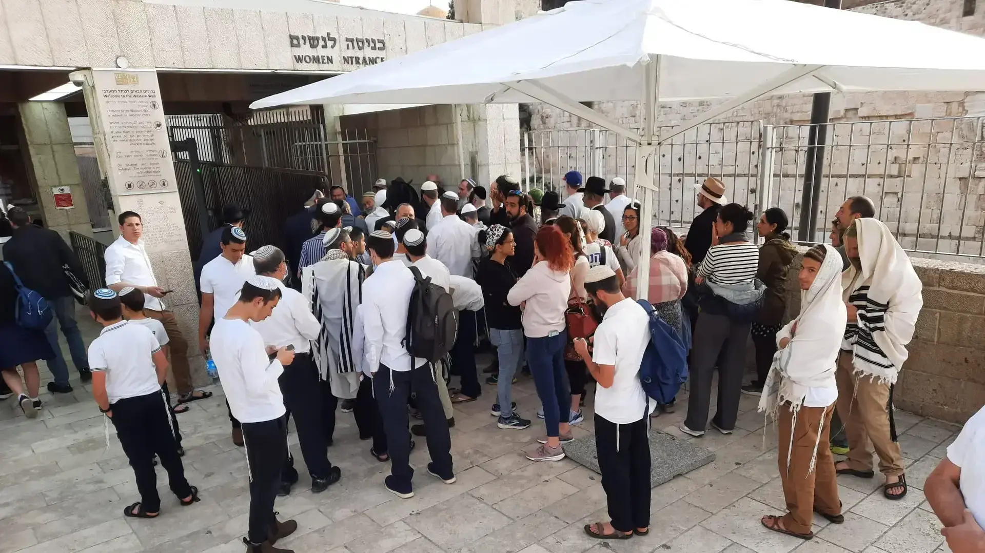 מתפללים יהודים בהר הבית. 17 באפריל 2022 מתפללים יהודים בהר הבית. 17 באפריל 2022