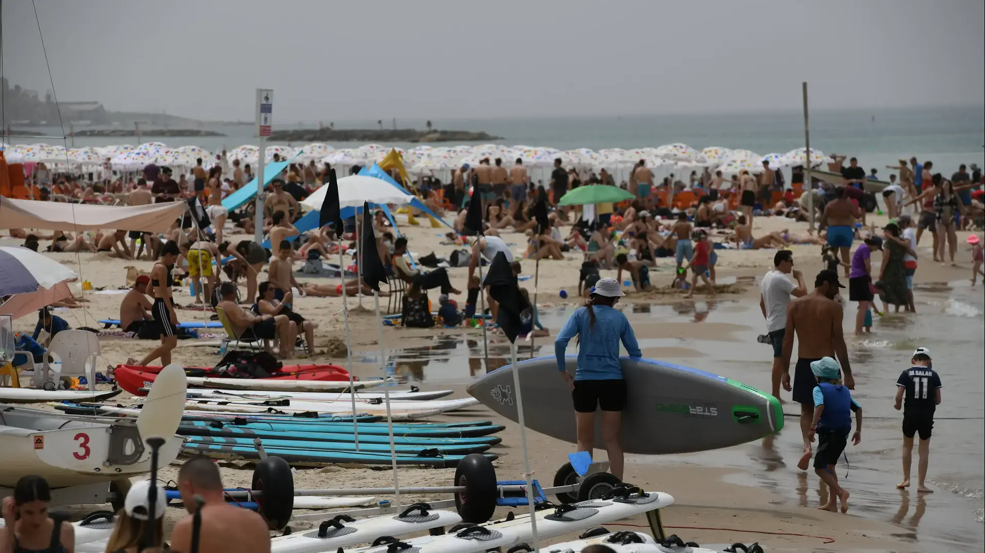 רוחצים בחוף הים בתל אביב 18 באפריל 2022 רוחצים בחוף הים בתל אביב 18 באפריל 2022