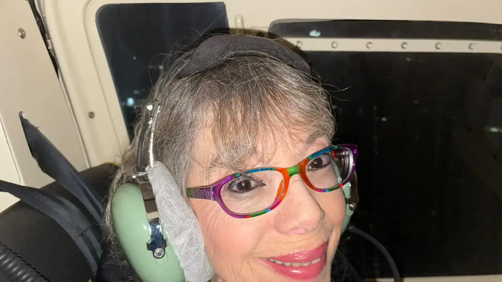 הזמרת דורית ראובני טסה במסוק פרטי מהופעתה באירוע מחווה למלחין מוני ארמיליון בפסטיבל ימי זמר בחולון - להופעה שנייה באותו ערב, במסגרת פסטיבל "עין גב – סובב כנרת" ה-77, באירוע הוקרה לתכנית "ארבע אחר הצהריים" של גלי צה"ל הזמרת דורית ראובני טסה במסוק פרטי מהופעתה באירוע מחווה למלחין מוני ארמיליון בפסטיבל ימי זמר בחולון - להופעה שנייה באותו ערב, במסגרת פסטיבל "עין גב – סובב כנרת" ה-77, באירוע הוקרה לתכנית "ארבע אחר הצהריים" של גלי צה"ל