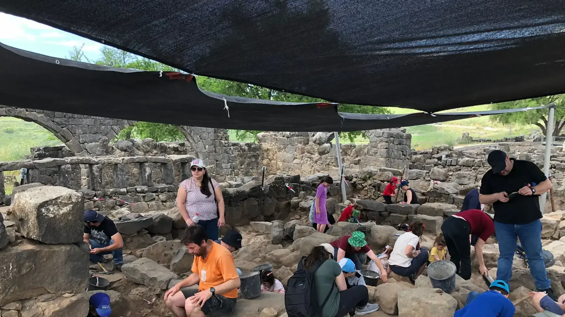 פעילות חופרים בזמן בגן הלאומי כורזים, 20 באפריל 2022 פעילות חופרים בזמן בגן הלאומי כורזים, 20 באפריל 2022